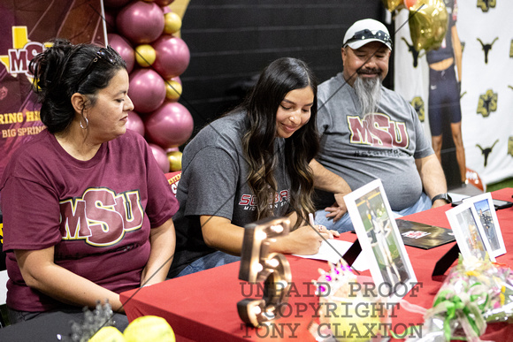 Cloe Viasanna Signing Her Letter Of Intent