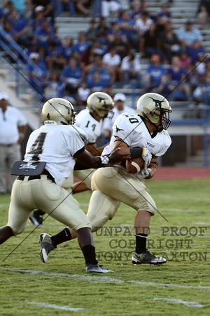 Davonte Handing Off To Lee